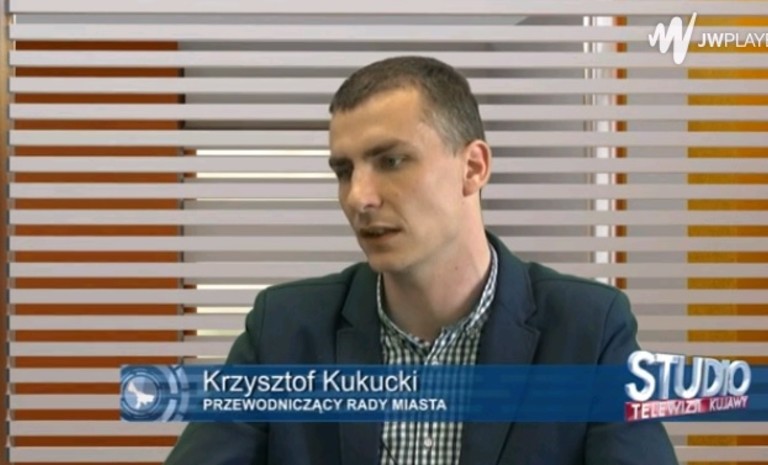 Krzysztof Kukucki na "Czerwonej kanapie" w studiu TV Kujawy 