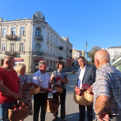 Akcja częstowania jabłkami oraz rozdawania ulotek kandydatów na Posłów.